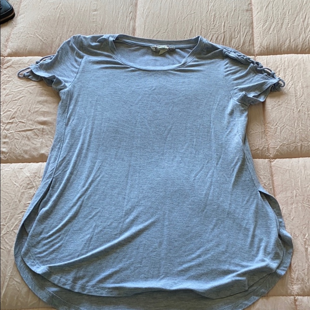 a grey shirt size S